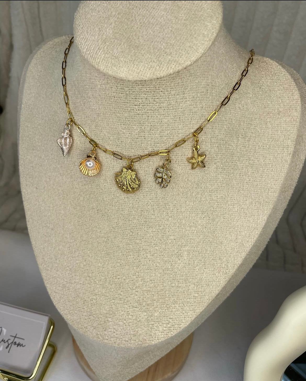 Collier White Summer