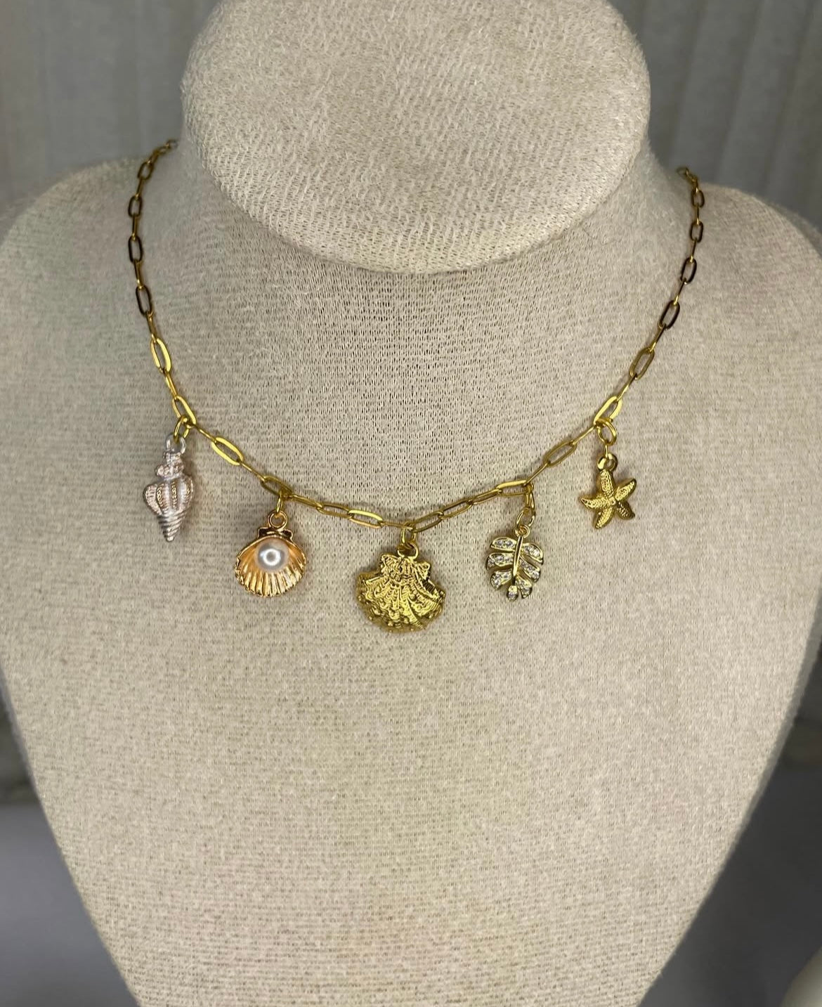 Collier White Summer