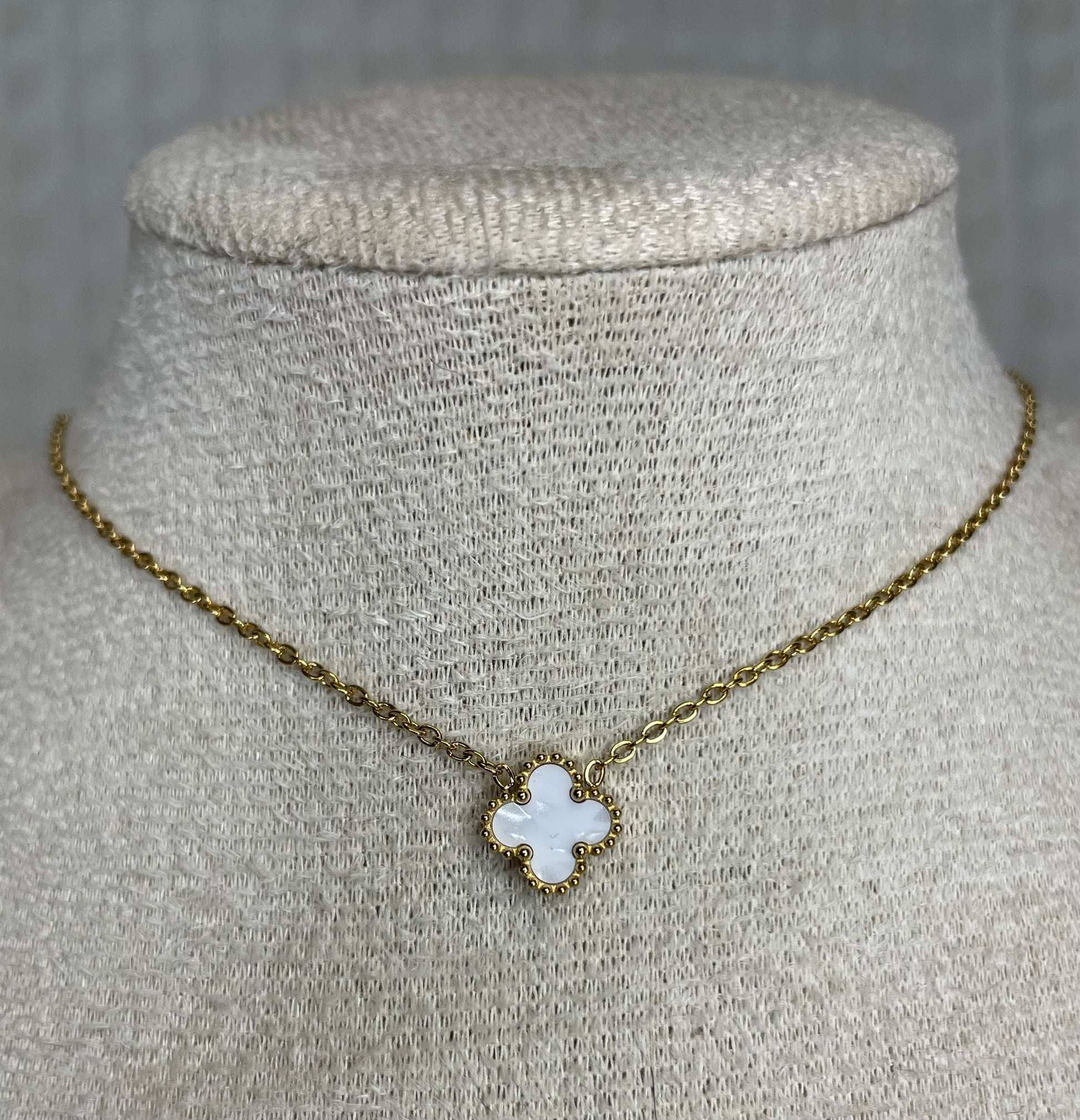 Collier Mini Van White