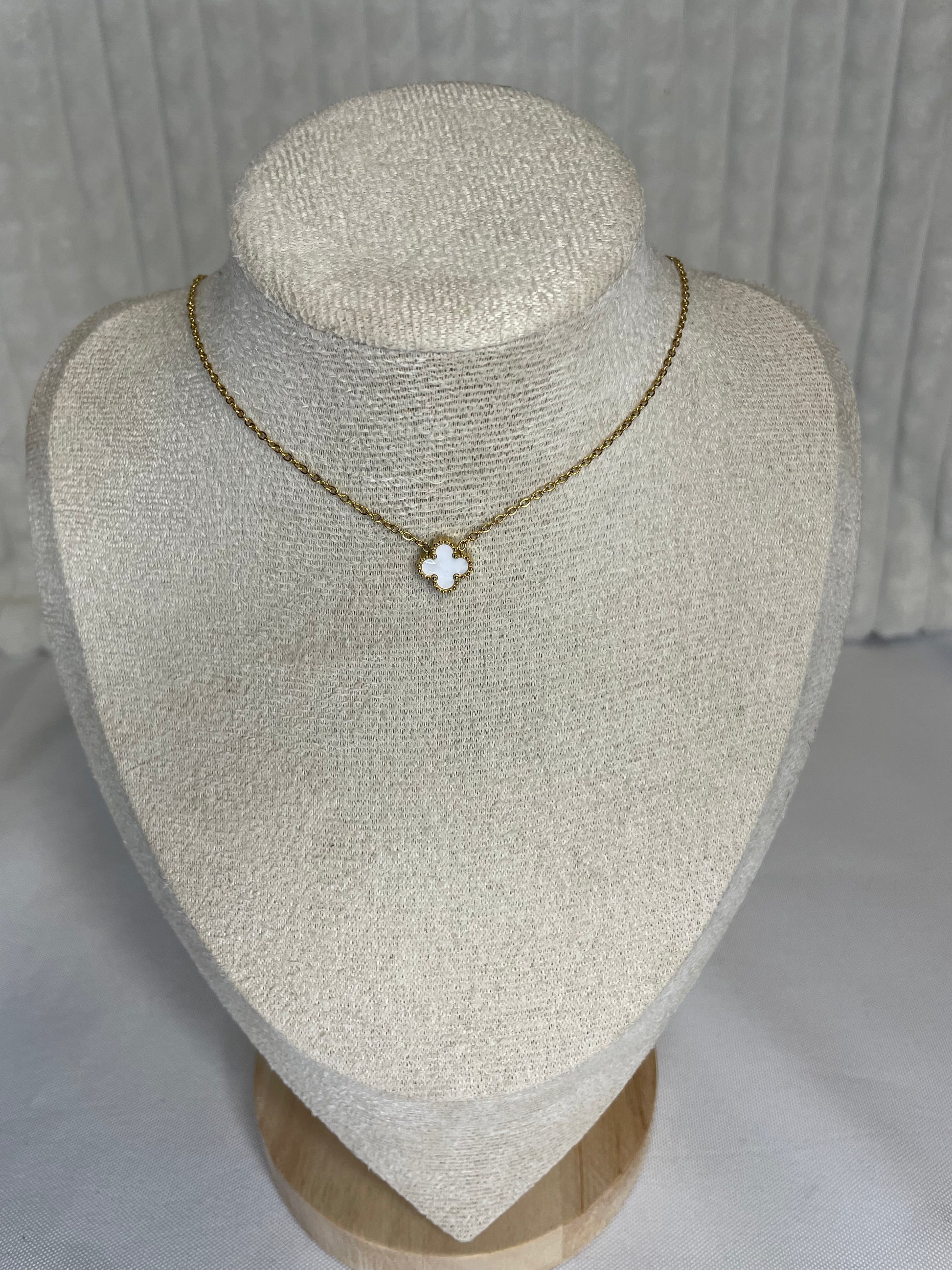 Collier Mini Van White